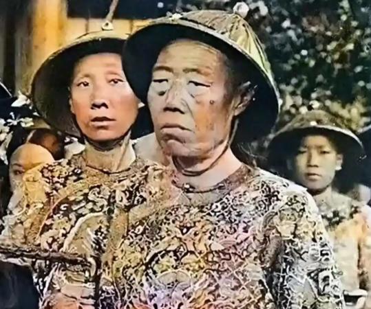 1908年，慈禧太后去世，李莲英请求回老家养老。隆裕太后心想：“你做了多少恶事，