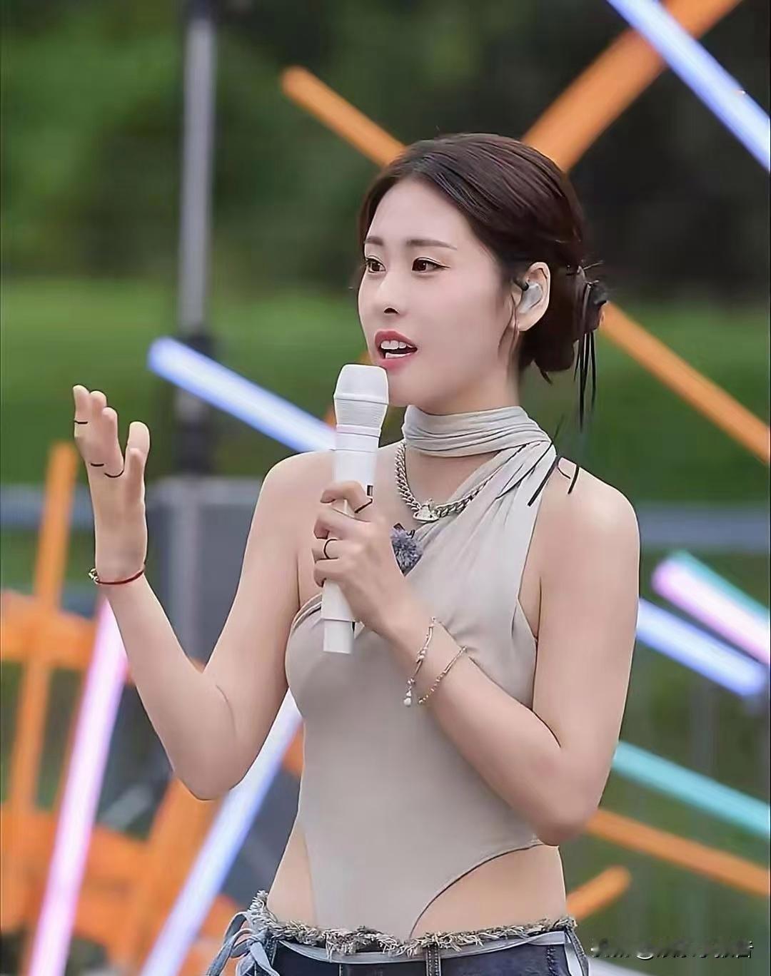 有点懂华晨宇了。张碧晨哪都挺好，就一个事儿，他俩都是歌手，张碧晨国民传唱度太高，