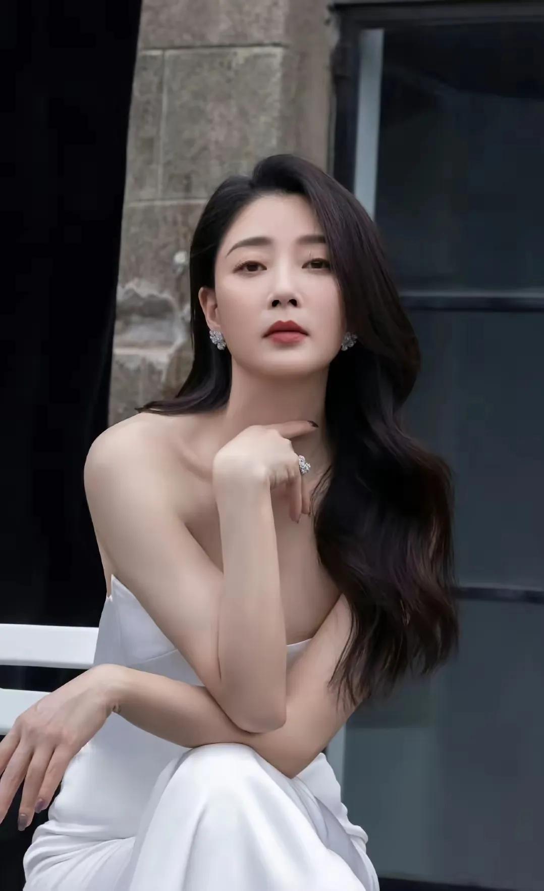 殷桃这身白抹胸鱼尾裙太惊艳！简简单单一条白礼服，把身材曲线衬得恰到好处，成熟女性