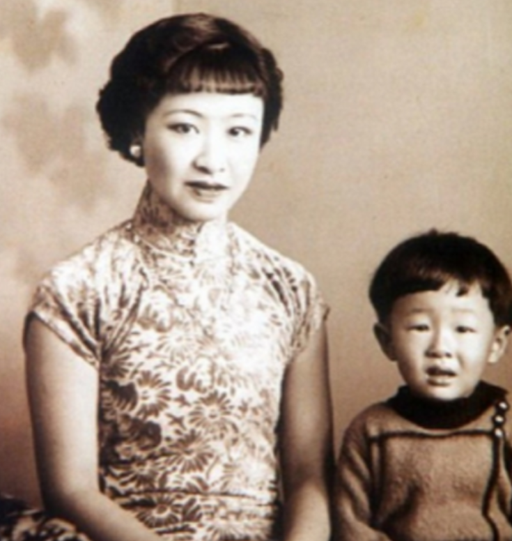 1955年，章士钊在北京菜市场闲逛，看到一卖卷烟的妇女，大吃一惊，连夜给毛主席写