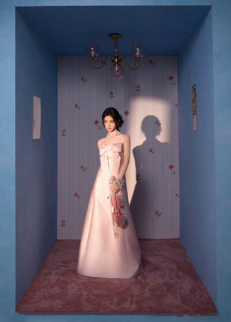 鞠婧祎鞠婧祎inBKT品牌直播活动造型大片，身着MingMa蝴蝶结吊带
