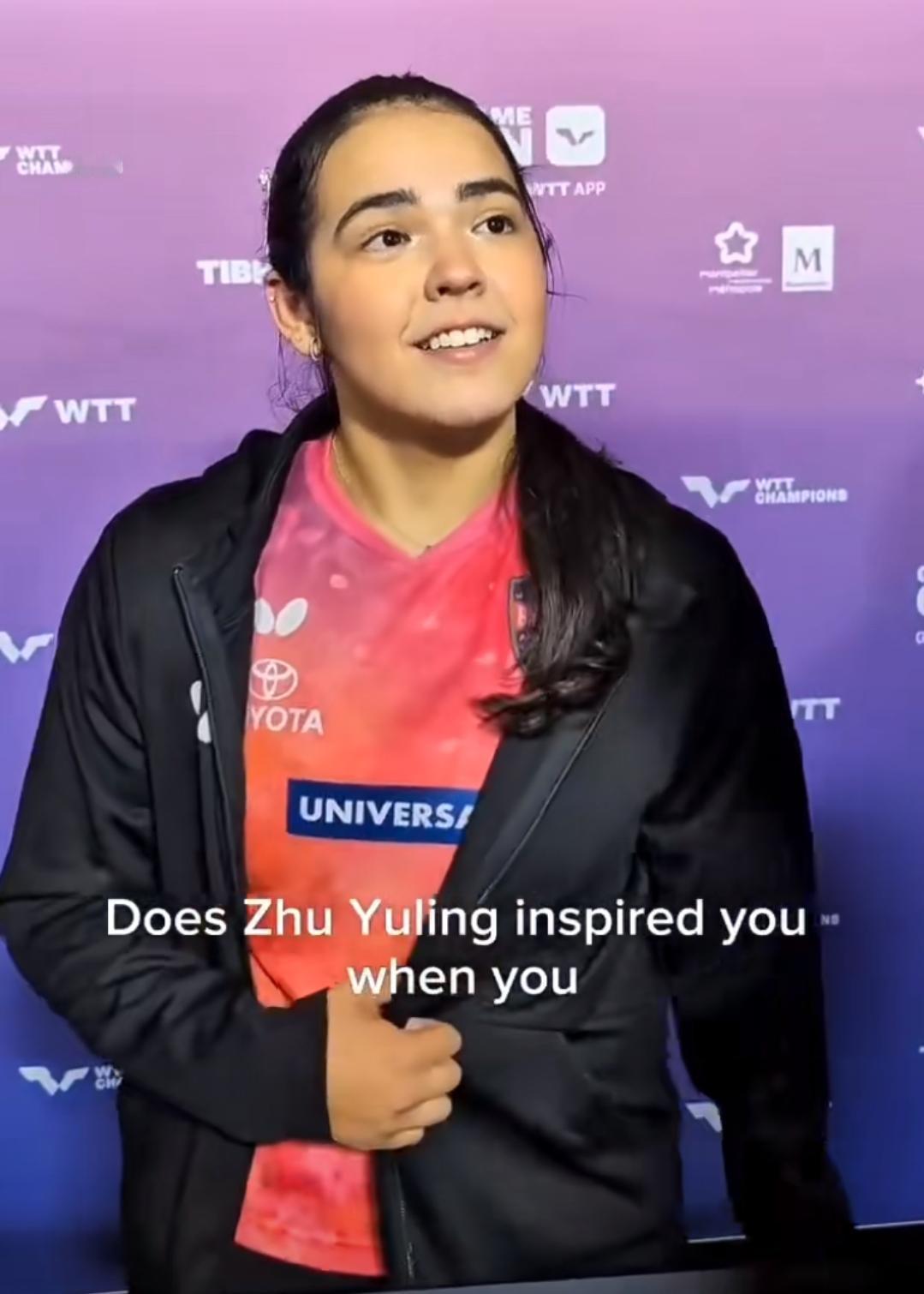 万万没想到,孙颖莎的好闺蜜击败朱雨玲,取胜以后,她与父亲深深地拥抱庆祝,赢下曾经