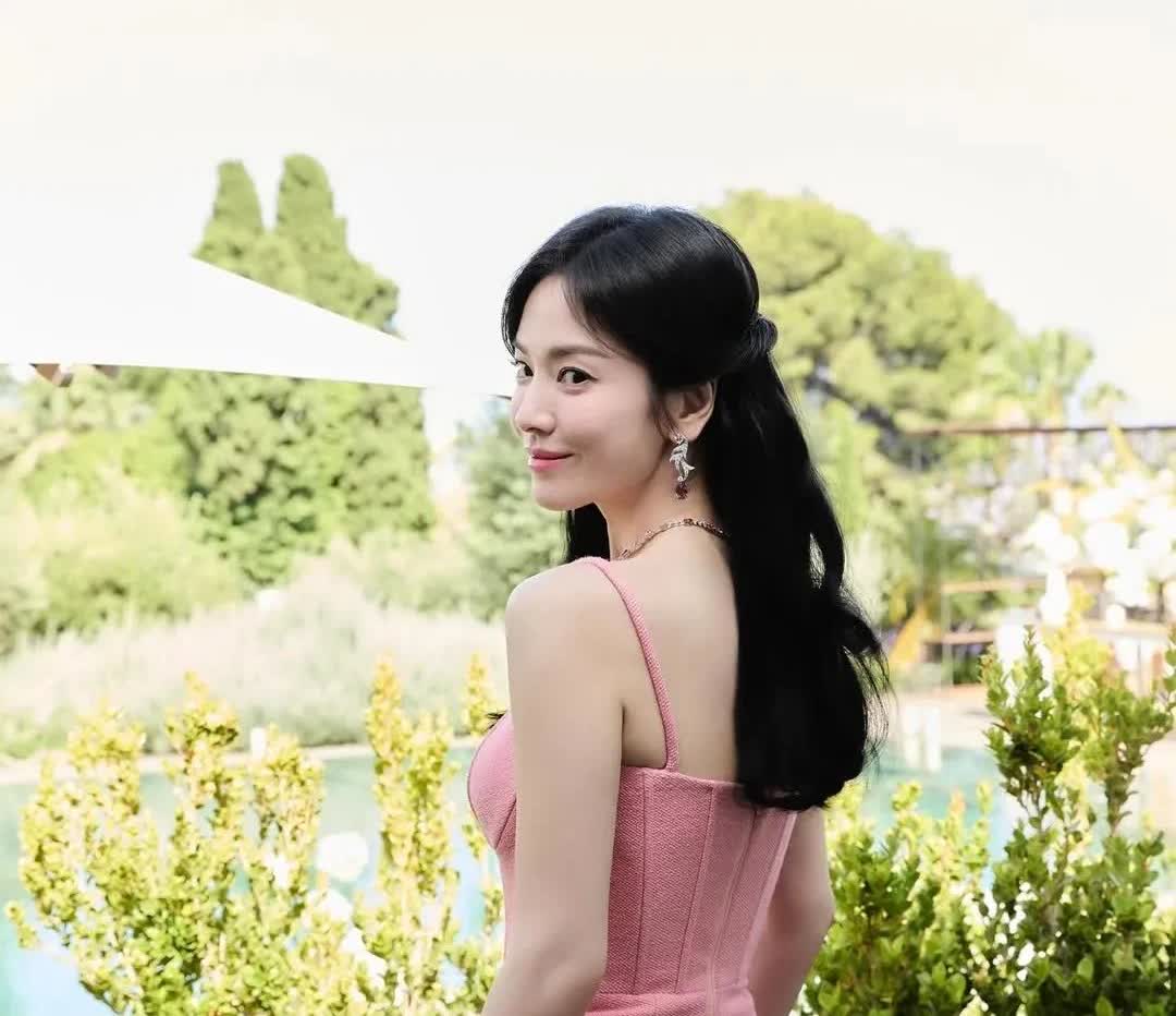 19日，演员宋慧乔在自己的Instagram上上传了多张照片。公开的照片中，宋慧
