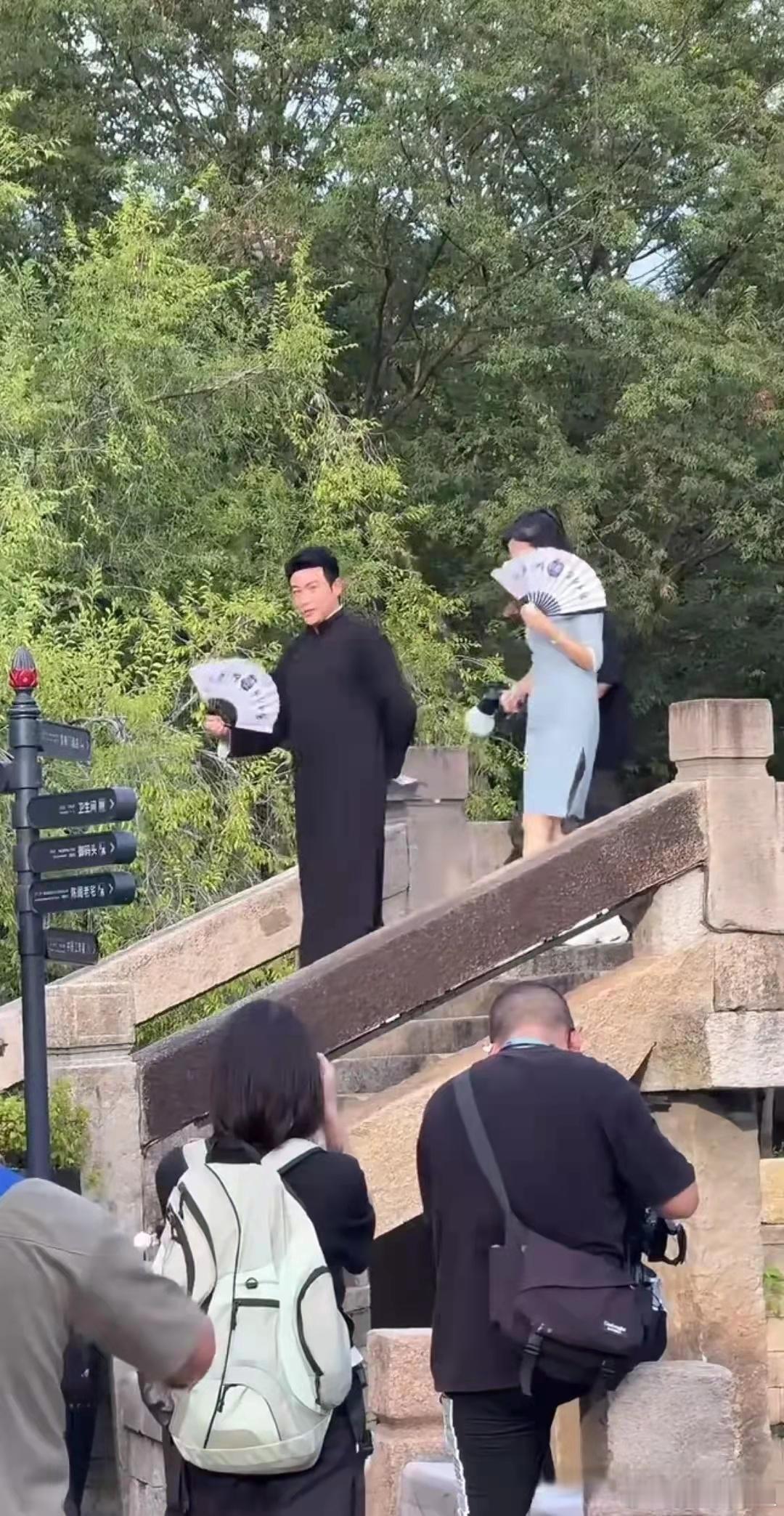 网友偶遇陆毅鲍蕾逛古城，50岁的陆毅发福了，穿着长衫很有书生气！​​​