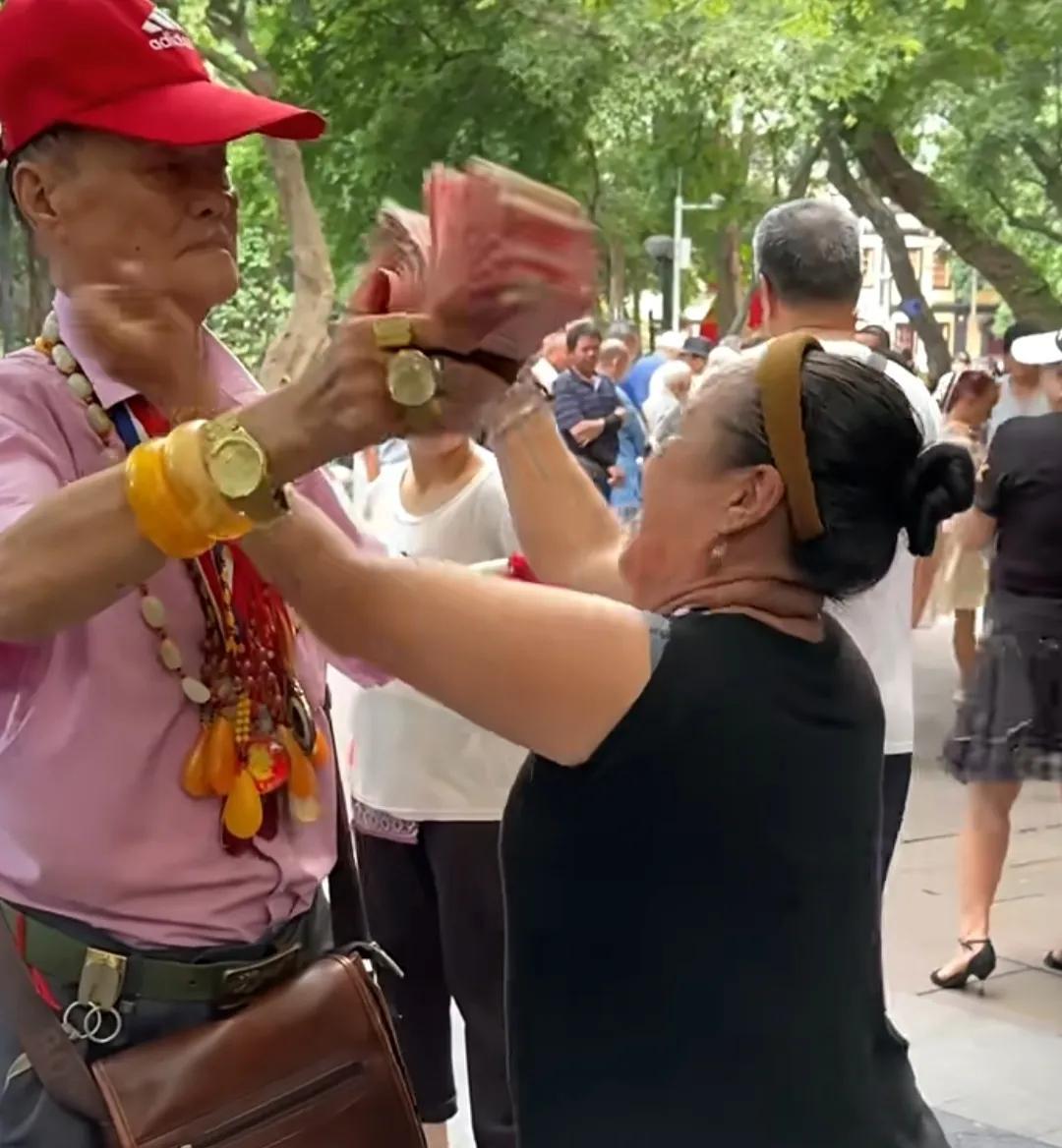 广西柳州一公园，大爷每天掏钱摇晃，念叨“我有钱！”引来众人围观。柳州市某