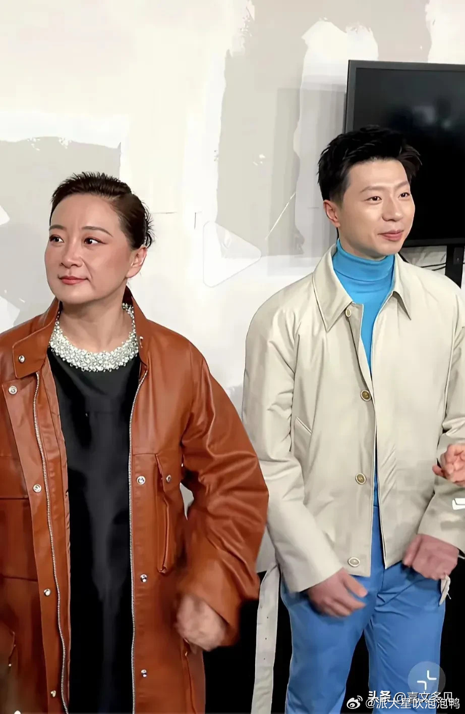 减肥后的贾玲遇见马龙，变得十分淑女，看不到她脸上的酒窝。以前的贾玲很爱笑，无论遇