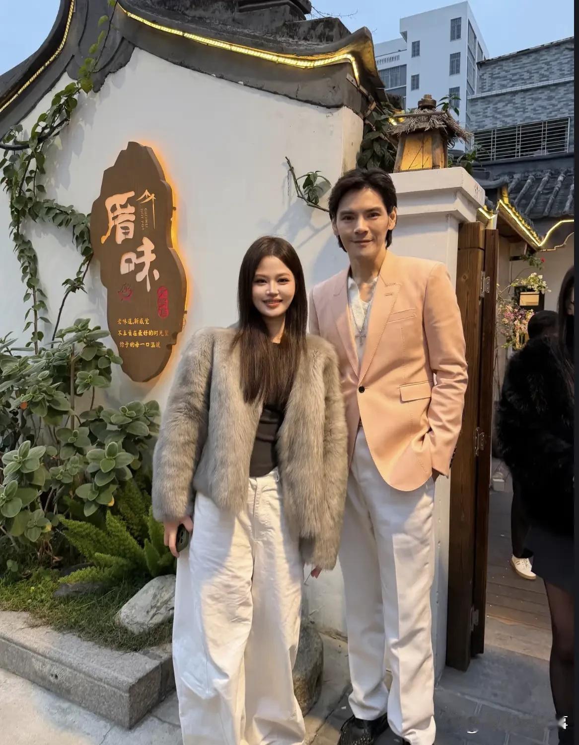 难怪郭碧婷非他不嫁，真人也不是很丑啊。