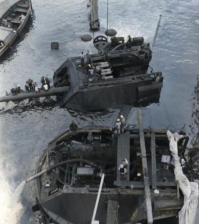 照片拍摄于日本偷袭珍珠港之后，美国派出大批打捞船携带大型设备打捞或拆走还可以重新