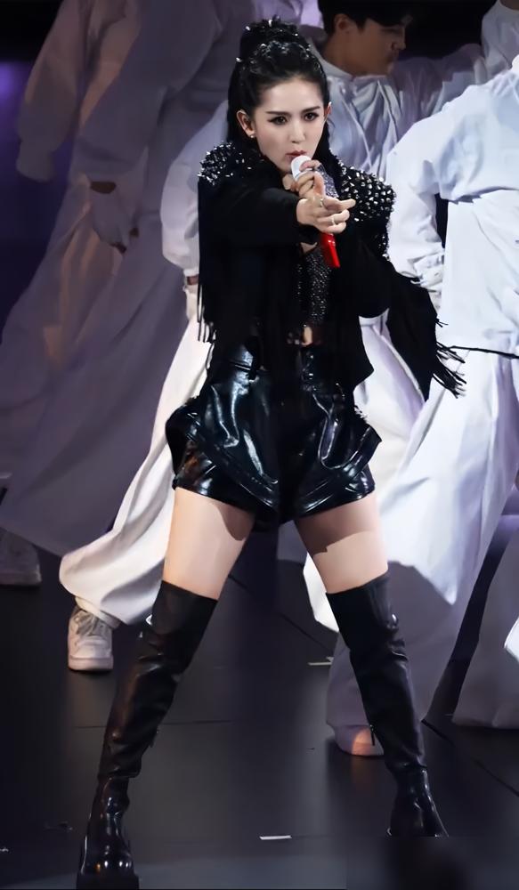 别再蠢到讨论谢娜的唱功了。我告诉你，这不是一场文艺汇报，这是一次精准的商业清