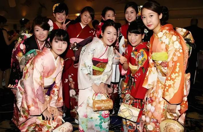 2025年，日本某民间团体在东京和横滨街头搞了场实地问卷调查，问题直截了当——“