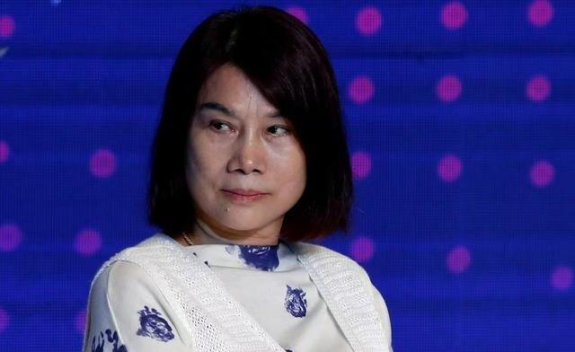 董明珠当上格力的董事长后，第一件事就是把代言人成龙换掉，她说：“请明星拍广告一年