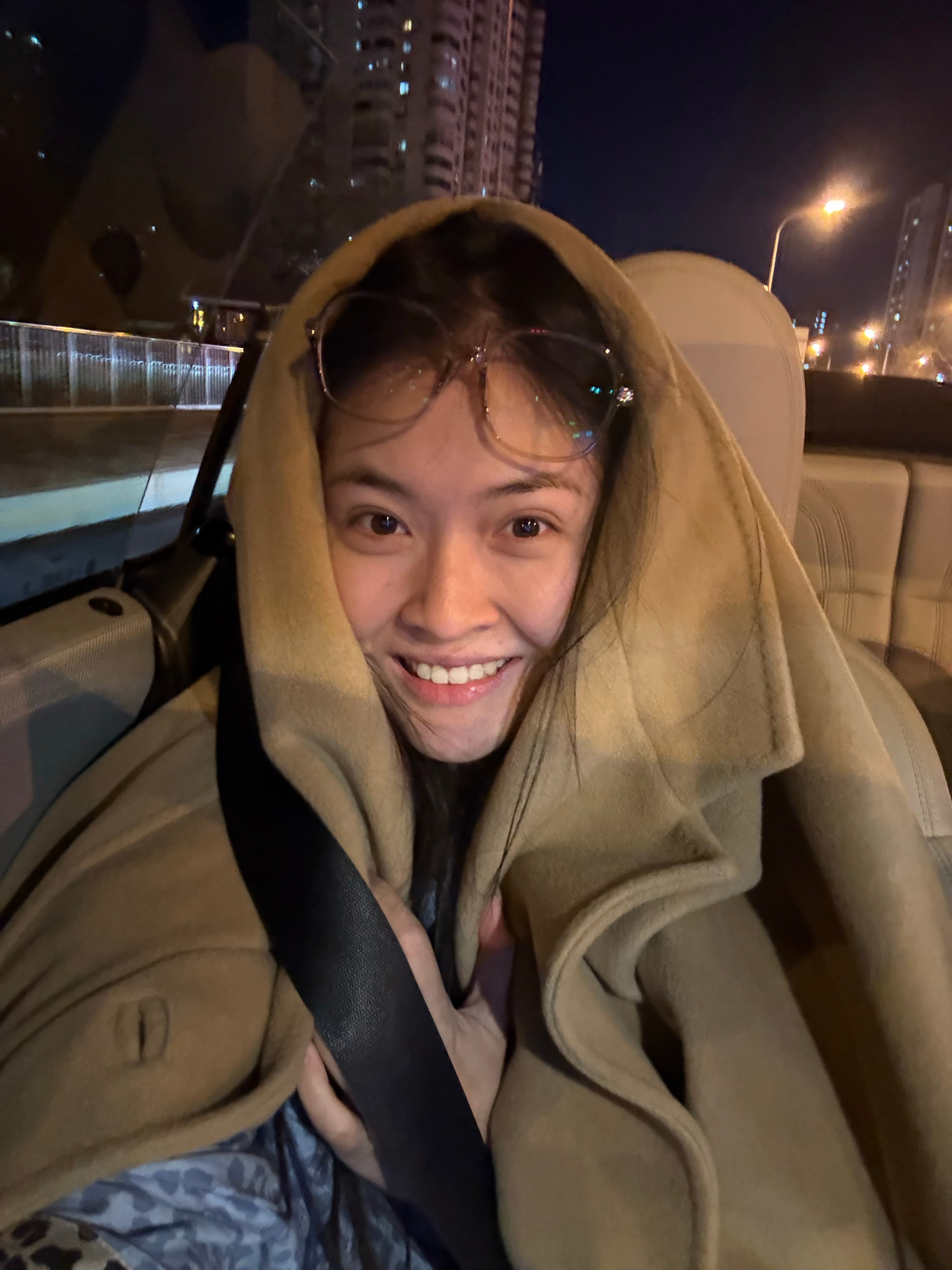 甭管了，出门溜溜敞篷车西西出街