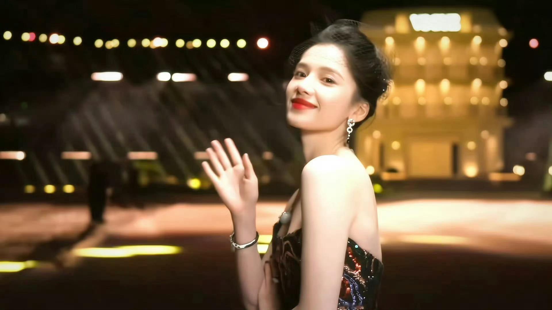 张婧仪正式场合看见熟人的反应张婧仪红毯正摆pose拍照，一脸高冷，结果看到熟人的