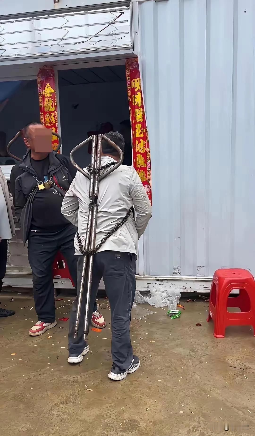 这是在干嘛？为啥背上要背个大钳子？