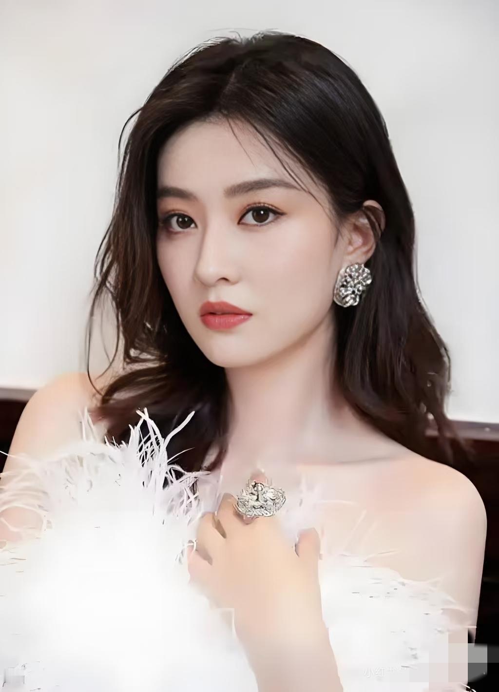 我问闺蜜，重新投胎，乔欣和何超莲你选谁？闺蜜竟然毫不犹豫，说当然是乔欣了