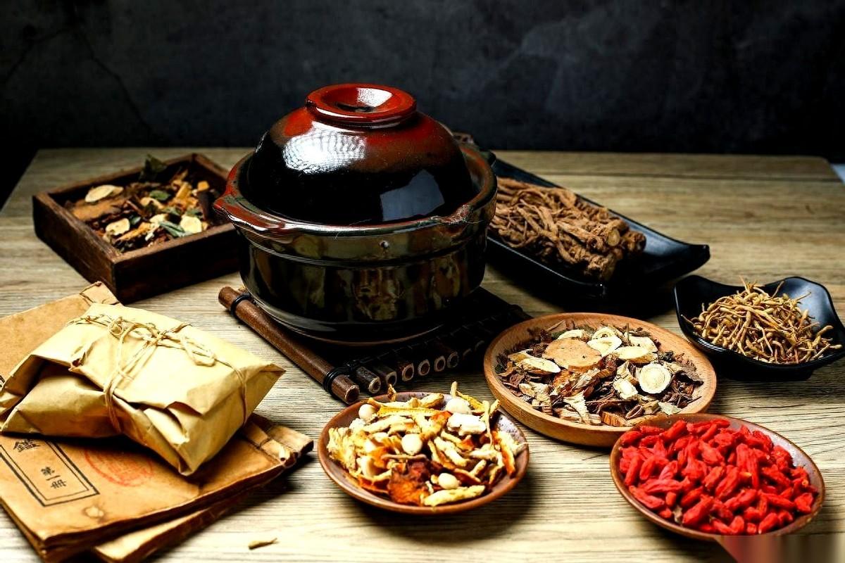 一晚上跑三四趟厕所，整个人觉都睡碎了。你以为是睡前水喝多了？别天真了。我跟你