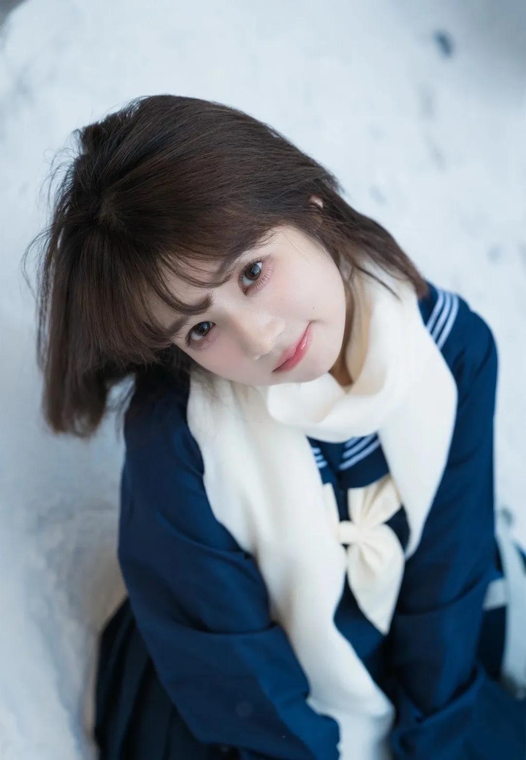 雪日木屋前水手服少女