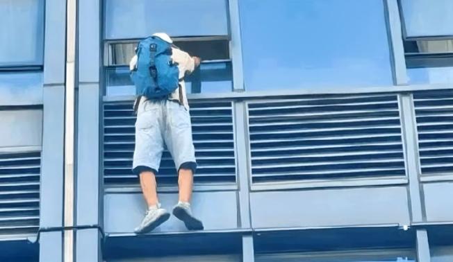 浙江宁波，凌晨2点多，9楼的男子应酬回家，发现家中一片狼藉，窗户打开，他冲到窗户
