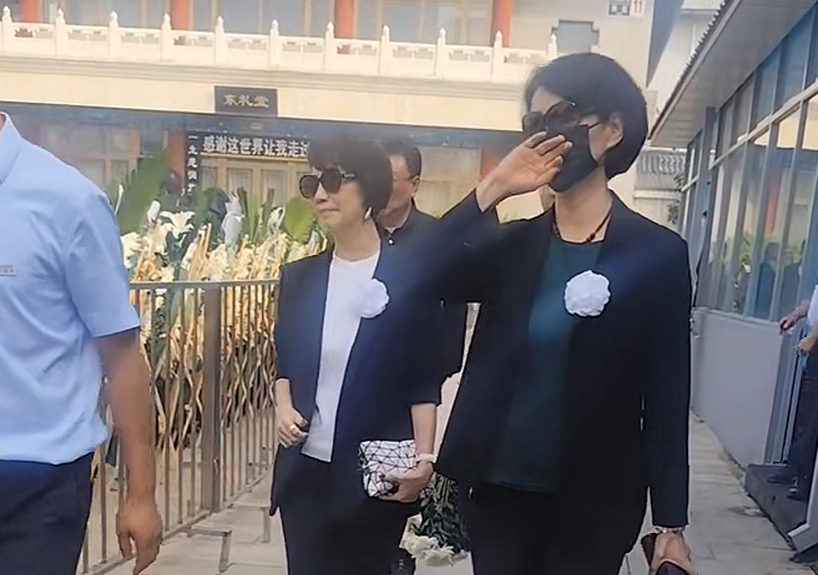 敬一丹追悼会正式举行！众多大咖现身送别，李修平戴黑色口罩，明显哭过，陈铎夫妇也