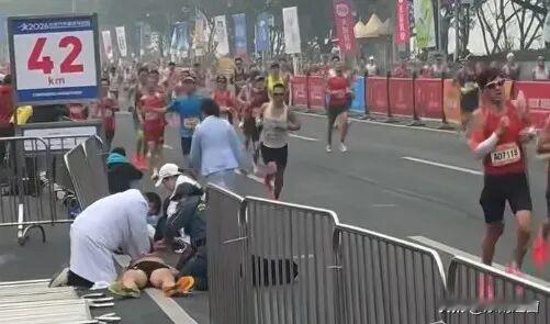 上周日重庆马拉松那事儿太让人揪心了！一位能“破三”的大神，离终点就195米，硬生