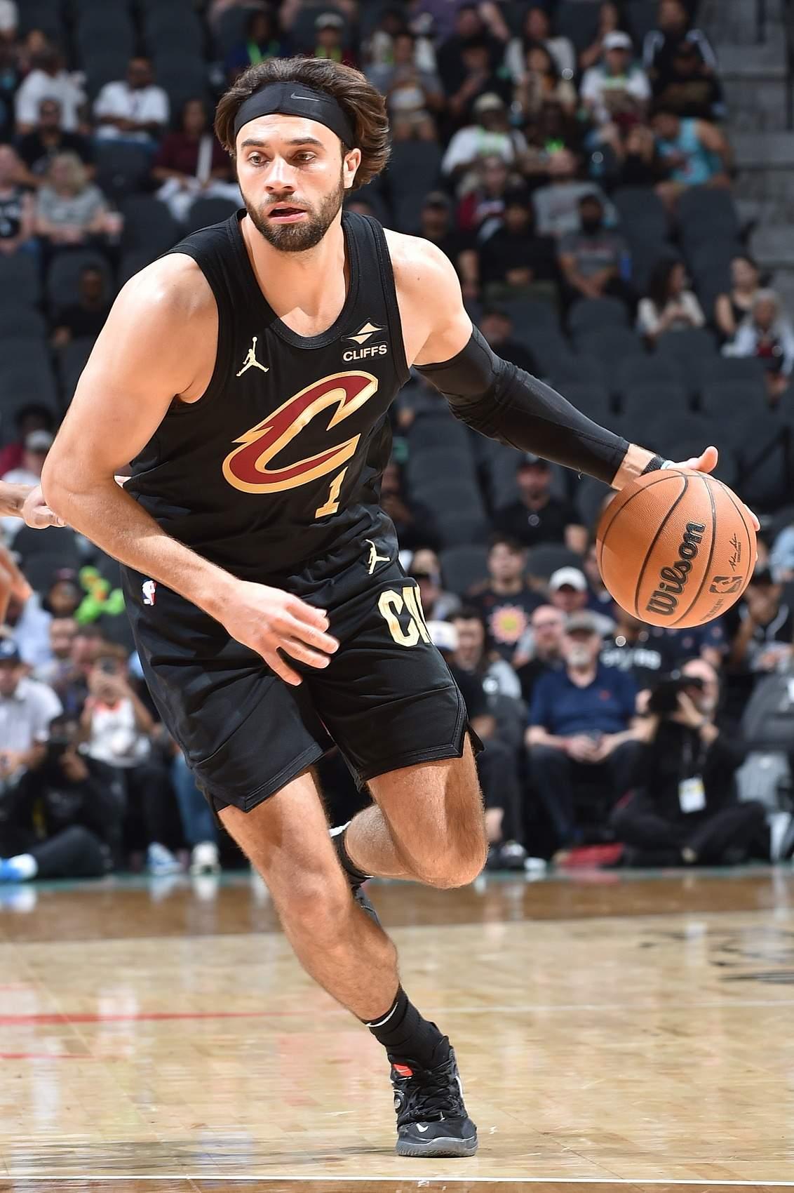 骑士本周末将迎来最强阵容骑士输给独行侠，谁也没想到，但是有好消息是斯特鲁斯复