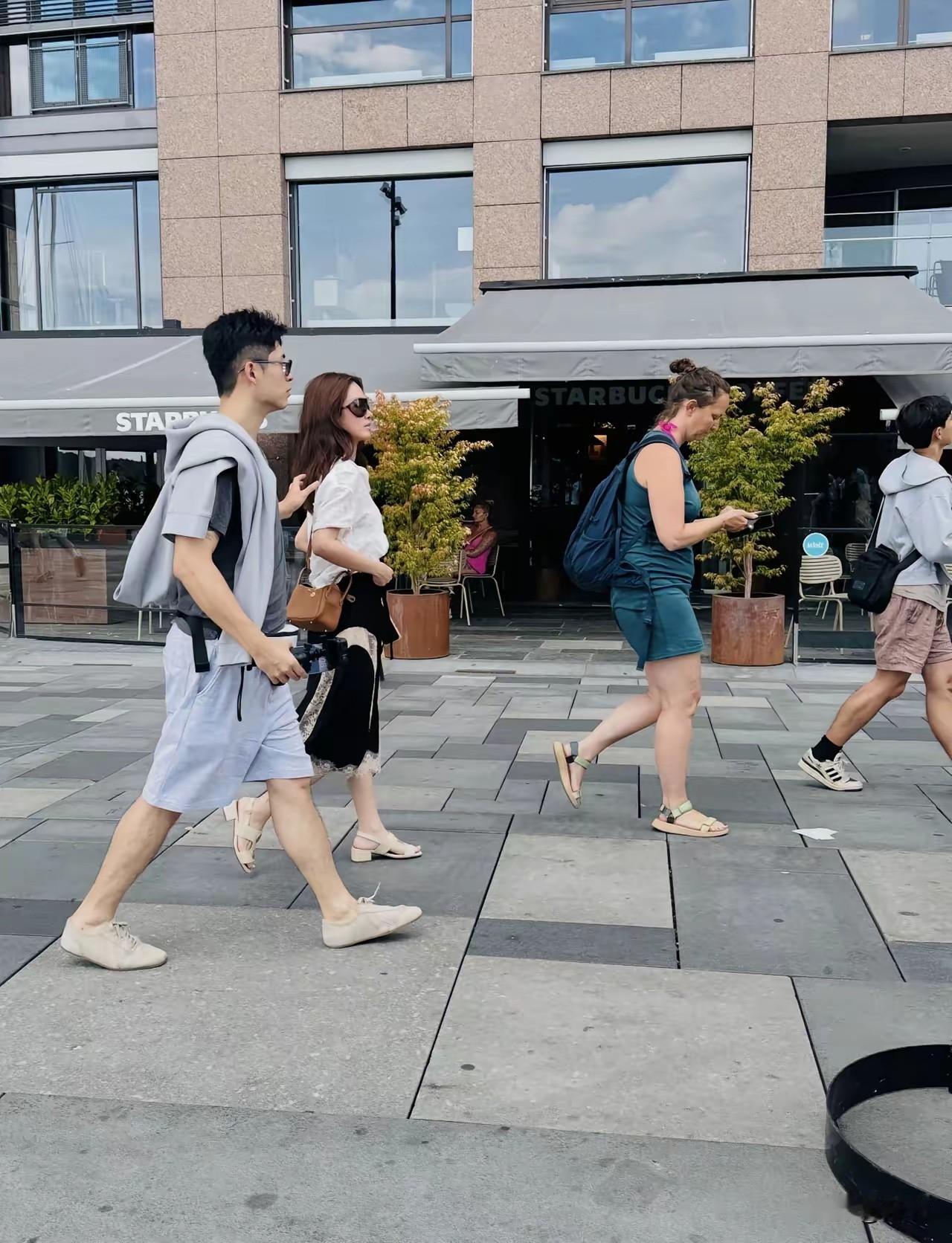 杨采钰这状态真让人羡慕！在挪威偶遇她和老公张弘正逛街，画面太惬意了。男方不仅是