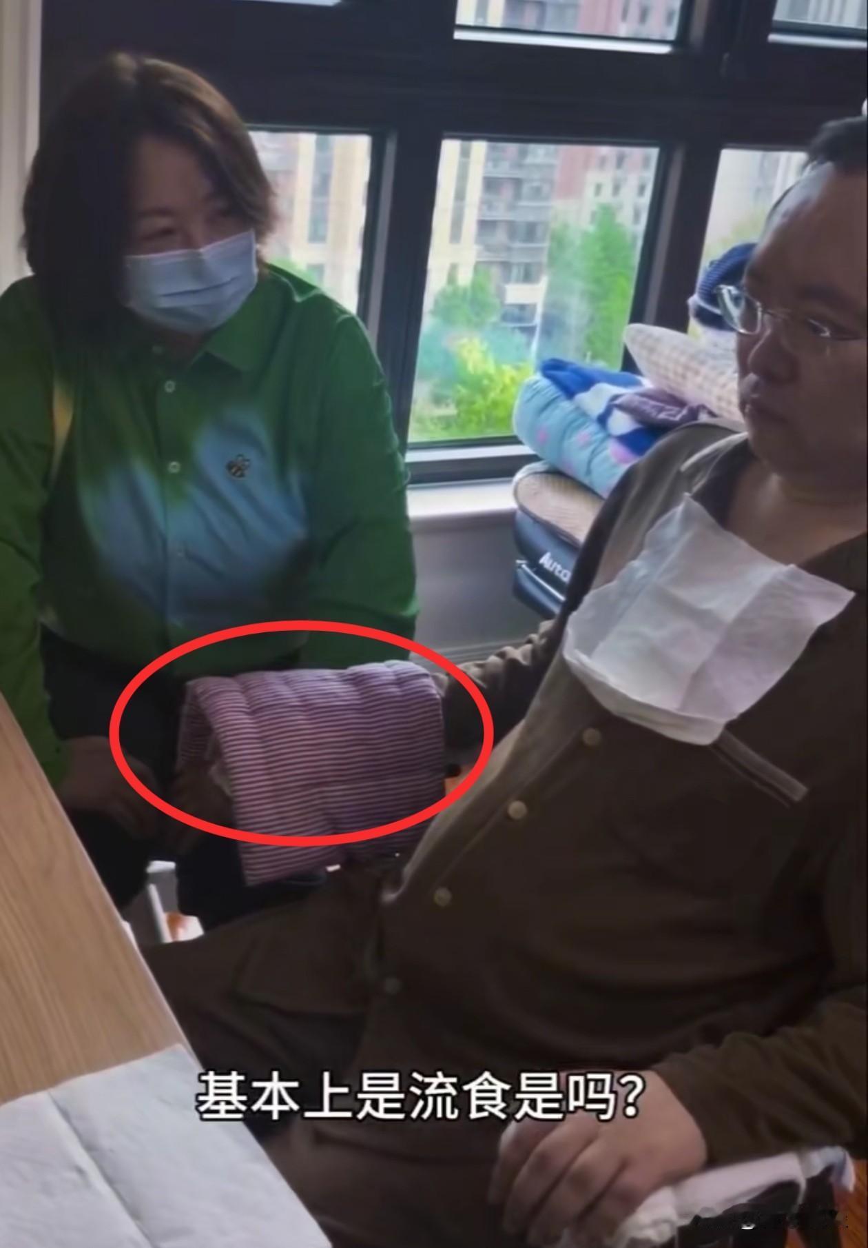 蔡磊最近的状态并不差，开场就夸主持人高莉是美女，这让人感到意外。4月25日，总台