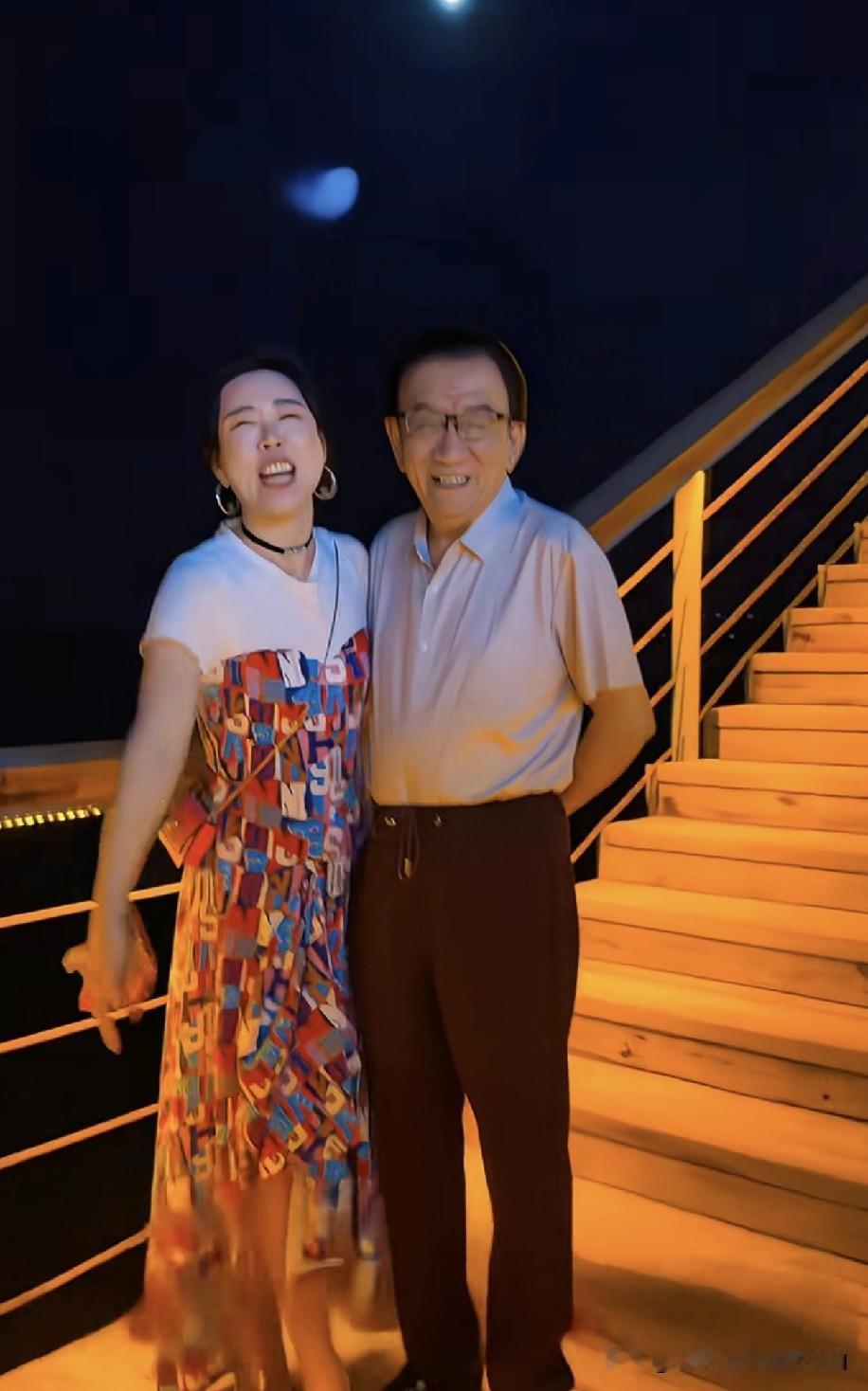 相声大师侯耀华辽宁葫芦岛现身，身边美女相伴引热议！侯耀华又成了焦点——在辽