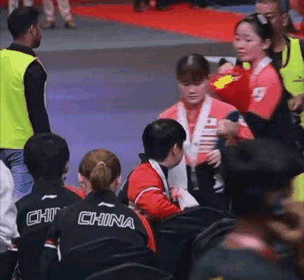 孙颖莎果然适合做霸道总裁！女团颁奖后，莎莎大马金刀的坐在那里，日本队从她眼