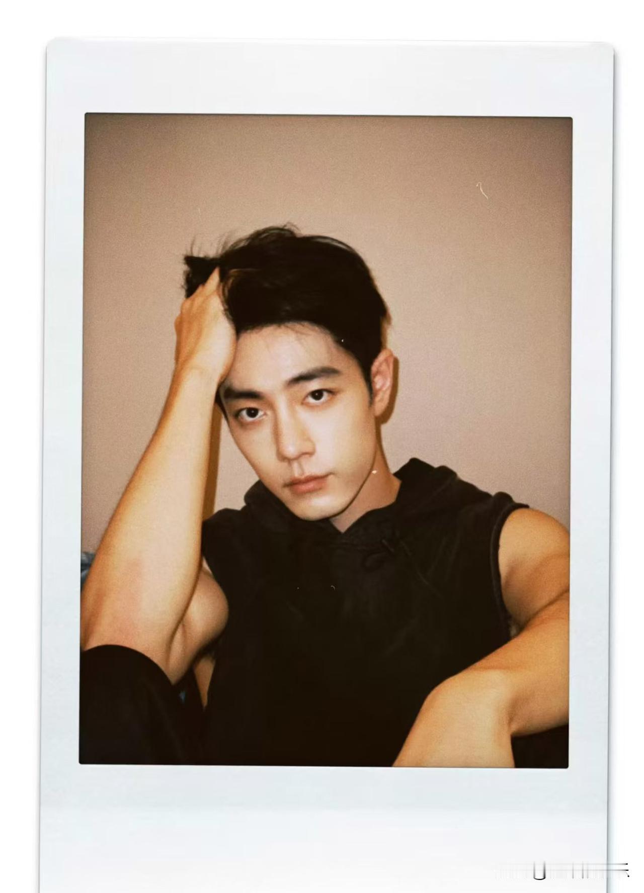 肖战26年的台历出来了工作室偷偷发肖战美照！通知📢都不通知，直接就发出来了