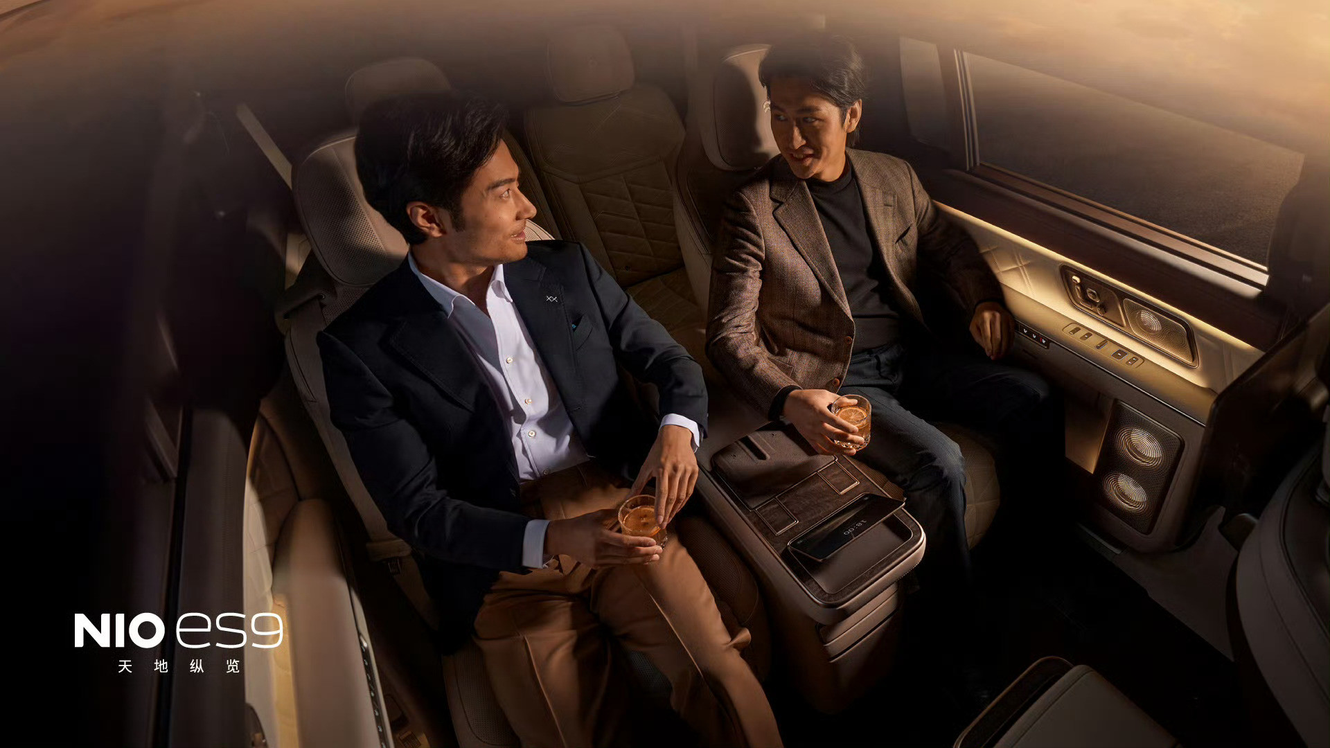 过道版的蔚来ES9，显然没有带中岛的ES9更尊贵。这个级别，这个定位，我觉