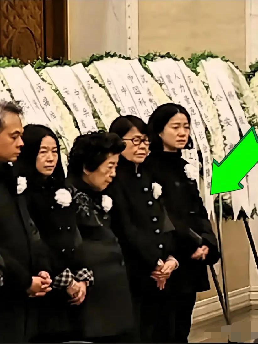 别再拿年龄说事儿了！翁帆在送别现场站在首位的模样，早把21年的感情份量摆得明明白