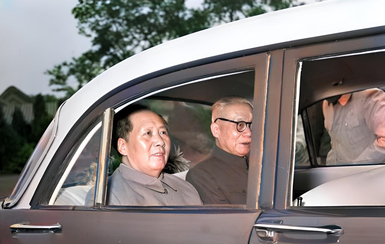 这张照片拍摄于1958年5月21日。毛主席与林伯渠齐肩坐在一辆小轿车的后排。两人