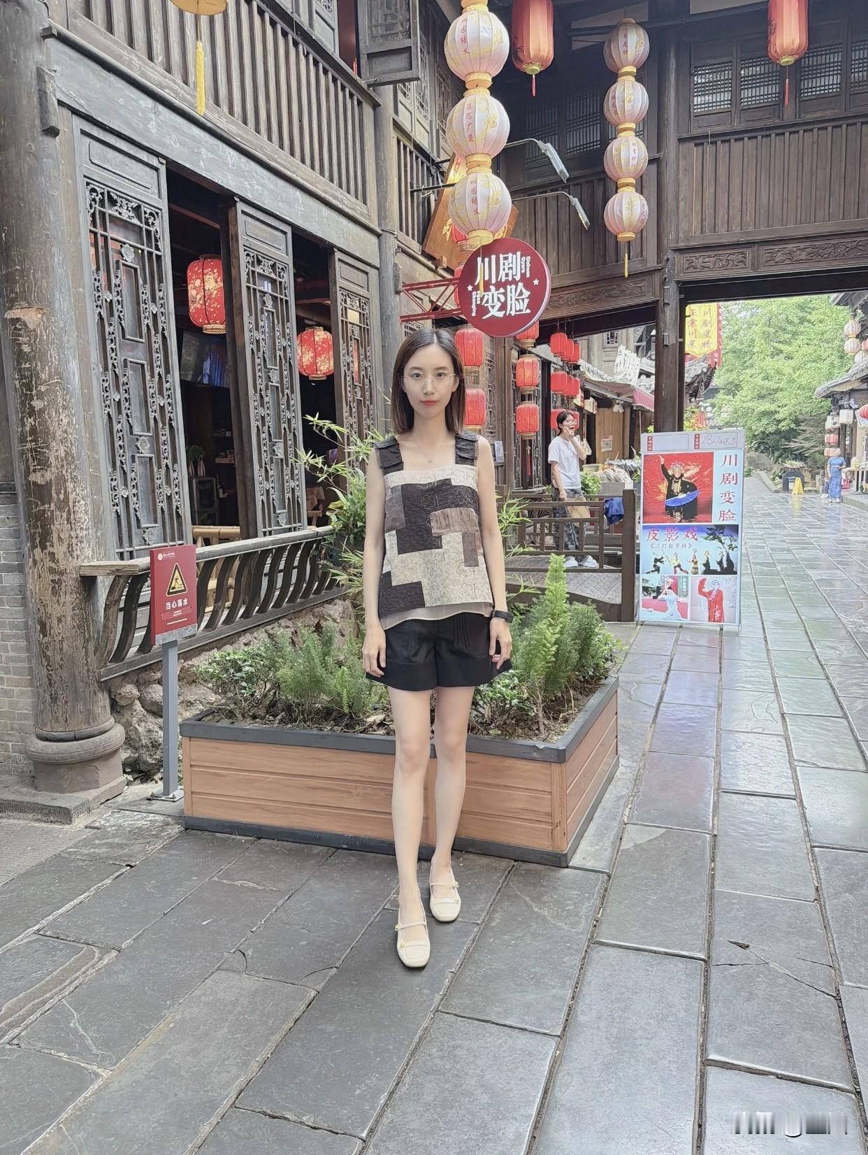 灰色系穿搭,高级感怎么来?选择高品质面料，质感好的面料能提升整体气质。