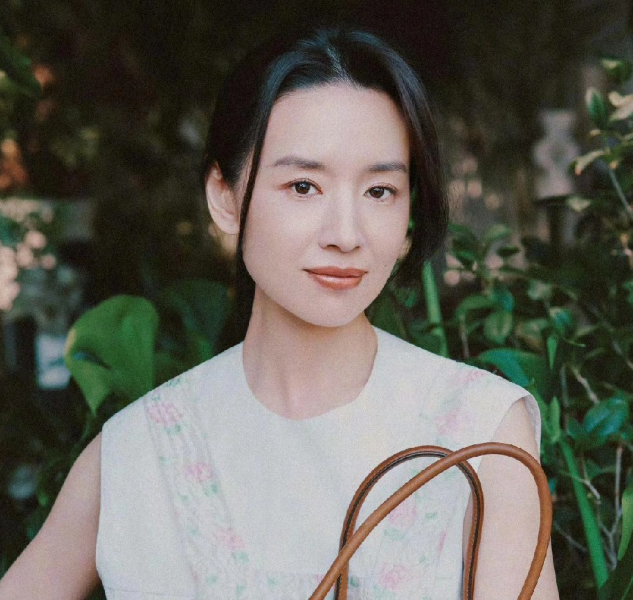 一向低调的董洁冲上了热搜和前夫潘粤明没有关系，而是曝光了她“不胖的原因”，这到