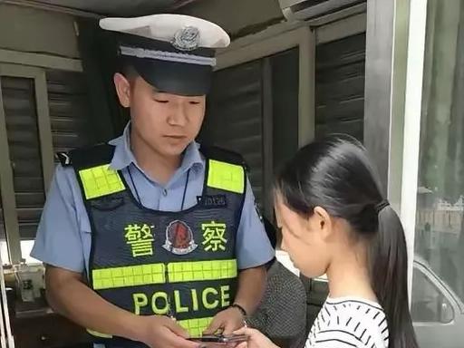 这两天南京街头的一件小事，没有惊天动地的剧情，就一个小女孩、一部手机、一双旧鞋，