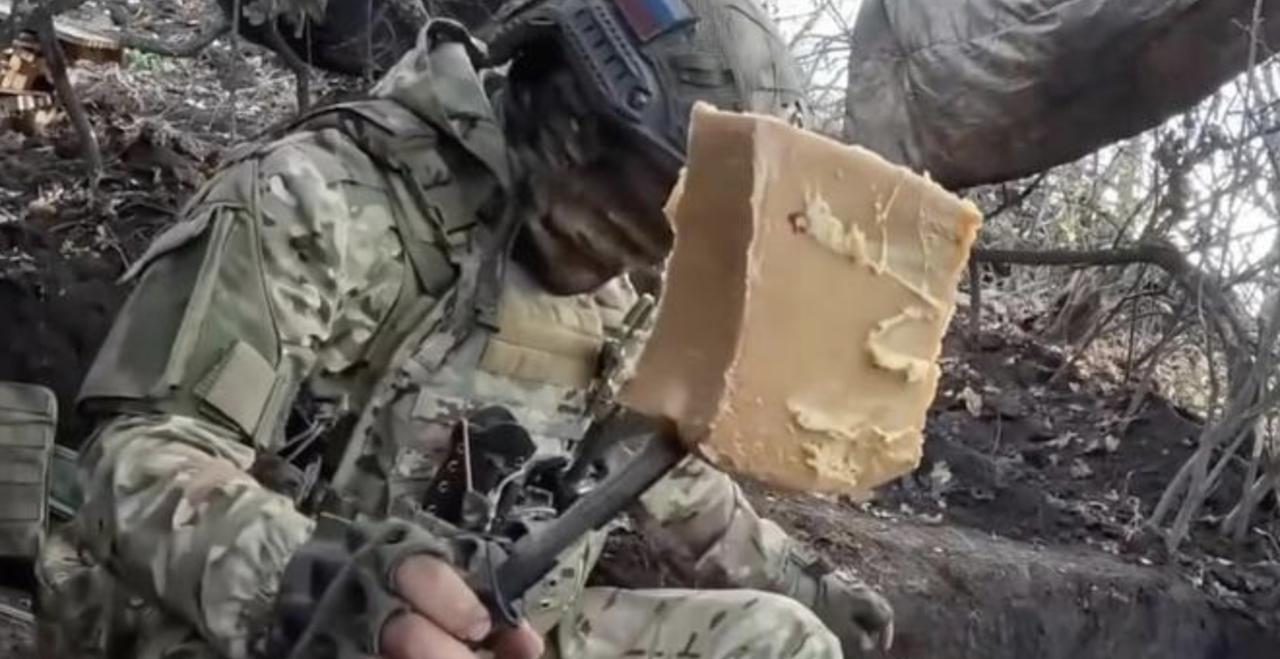 美军警告，别把C4炸药当口香糖！C4炸药是一种威力很强的军用炸药，它稳定性极高