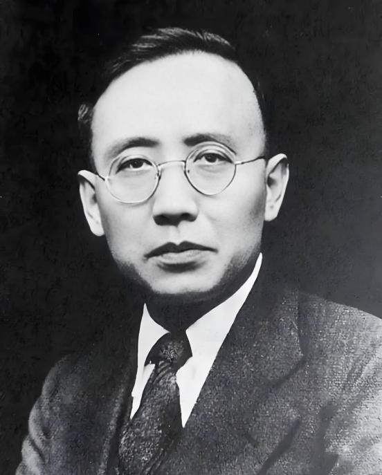 1912年洞房之夜，郭沫若见发妻太丑，拒绝同房。就在他转身要走时，发妻拉住他苦苦