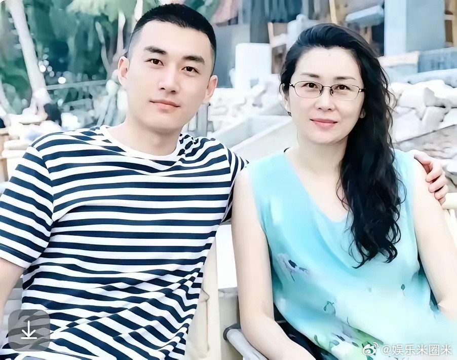 终于知道刘学义为什么这么帅了！不是因为他整容了也不是因为他遗传爸爸了，而是因为他