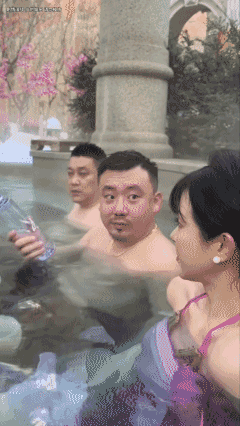 美女之所以不喝，是因为她知道水从何来，只是憋住不笑！