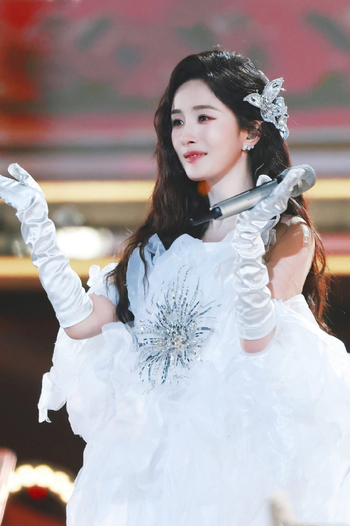 30多岁的杨幂一张脸已经撑不起又美又仙儿的少女装扮了，法令纹看起来太出戏了，虽然