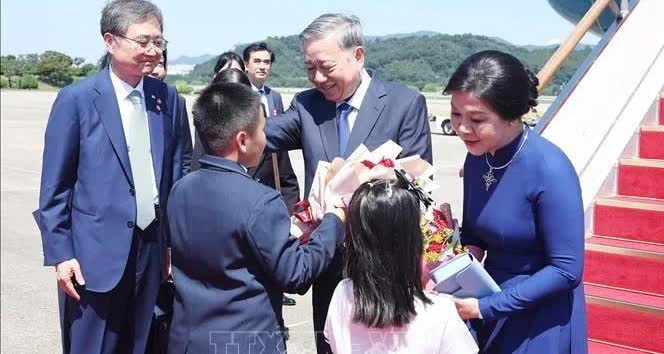 只要苏林外访，随行人员必定有潘文江和梁三光！这次苏林到访韩国，除了黎怀忠和裴青山