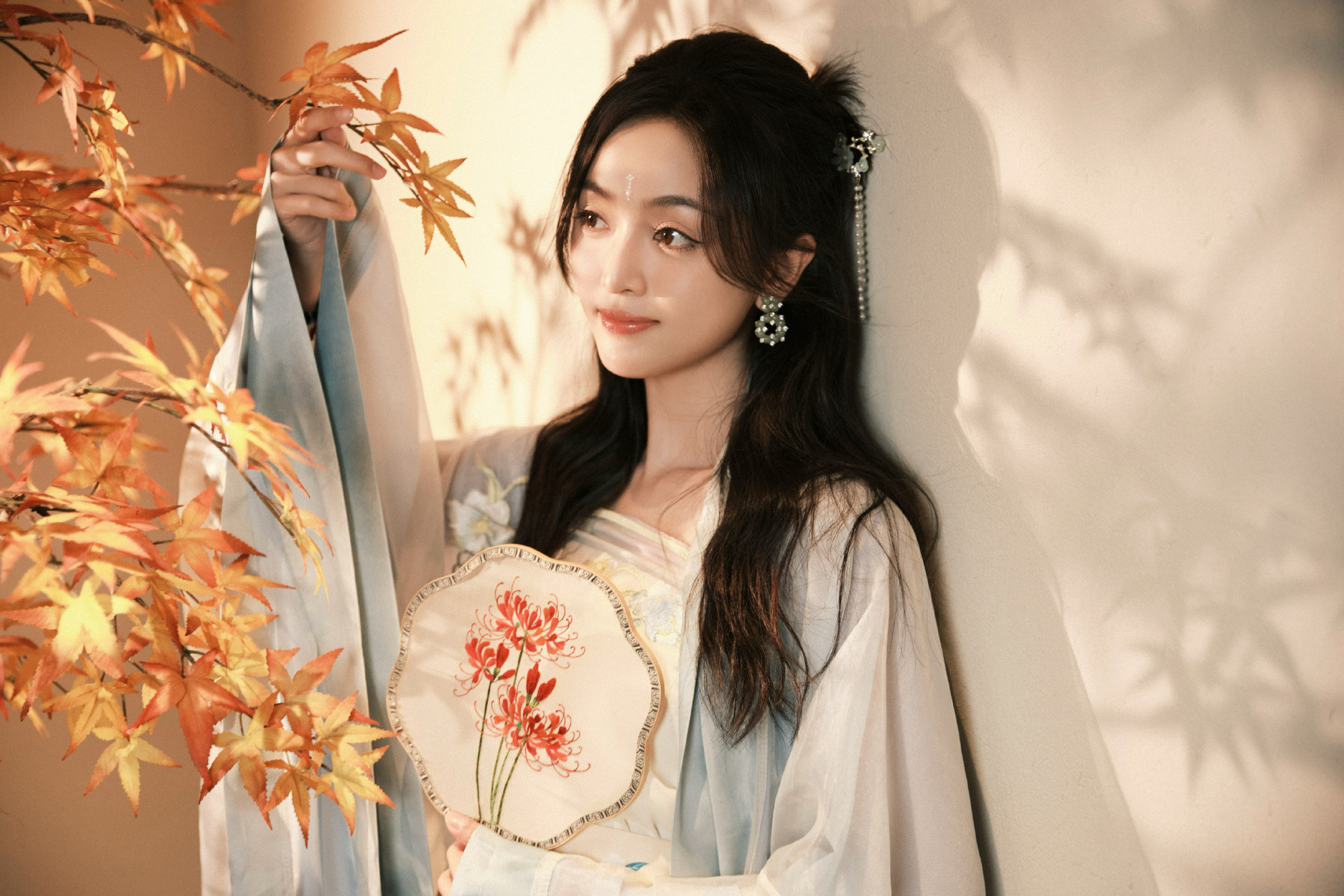 吴宣仪唯美古风：秋色下轻衣帛扇，穿越千年​​​
