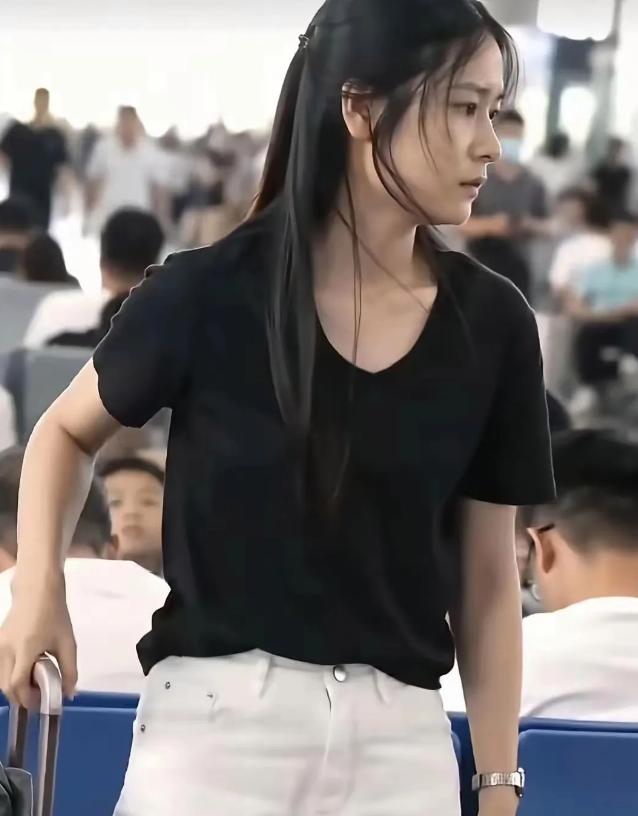 高铁“素衣女孩”火了！她没有美甲，没有项链，没有发染，没有纹身，没有华丽的穿着，