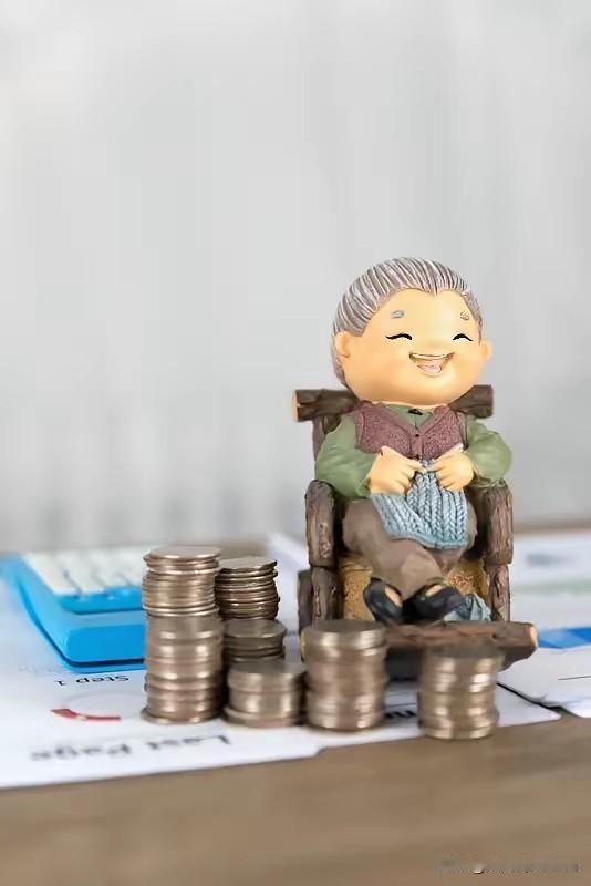 请不要低估了，每个月领2000块钱退休金的杀伤力！周末，公园里操练完毕，和拳