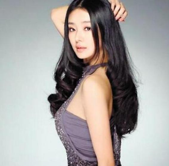 2008年，王永红以360亿成江西首富，花巨资为女友买来张艺谋电影中的角色，后来