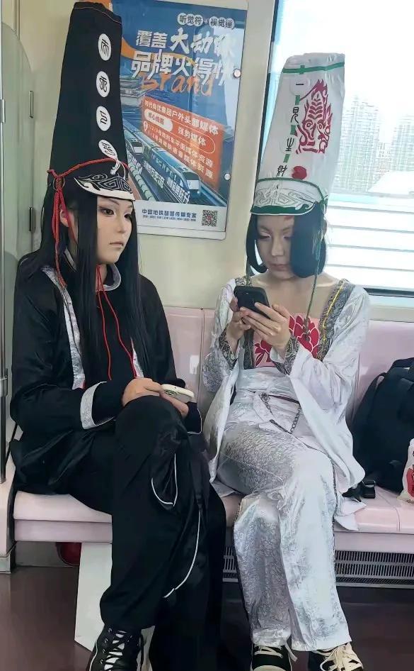 大白天，活见“鬼”。地铁惊现“黑白无常”！旁边人已经“惊”到面无表情了，现