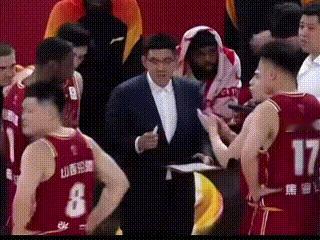 潘江也不容易啊，山西男篮队内一些大牌球员似乎不接受他的管教。比如昨天潘江说了一下