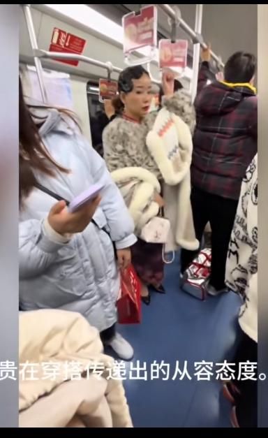 上海地铁一女子复古造型太抢眼，她什么都没做，却很难不让人多看一眼