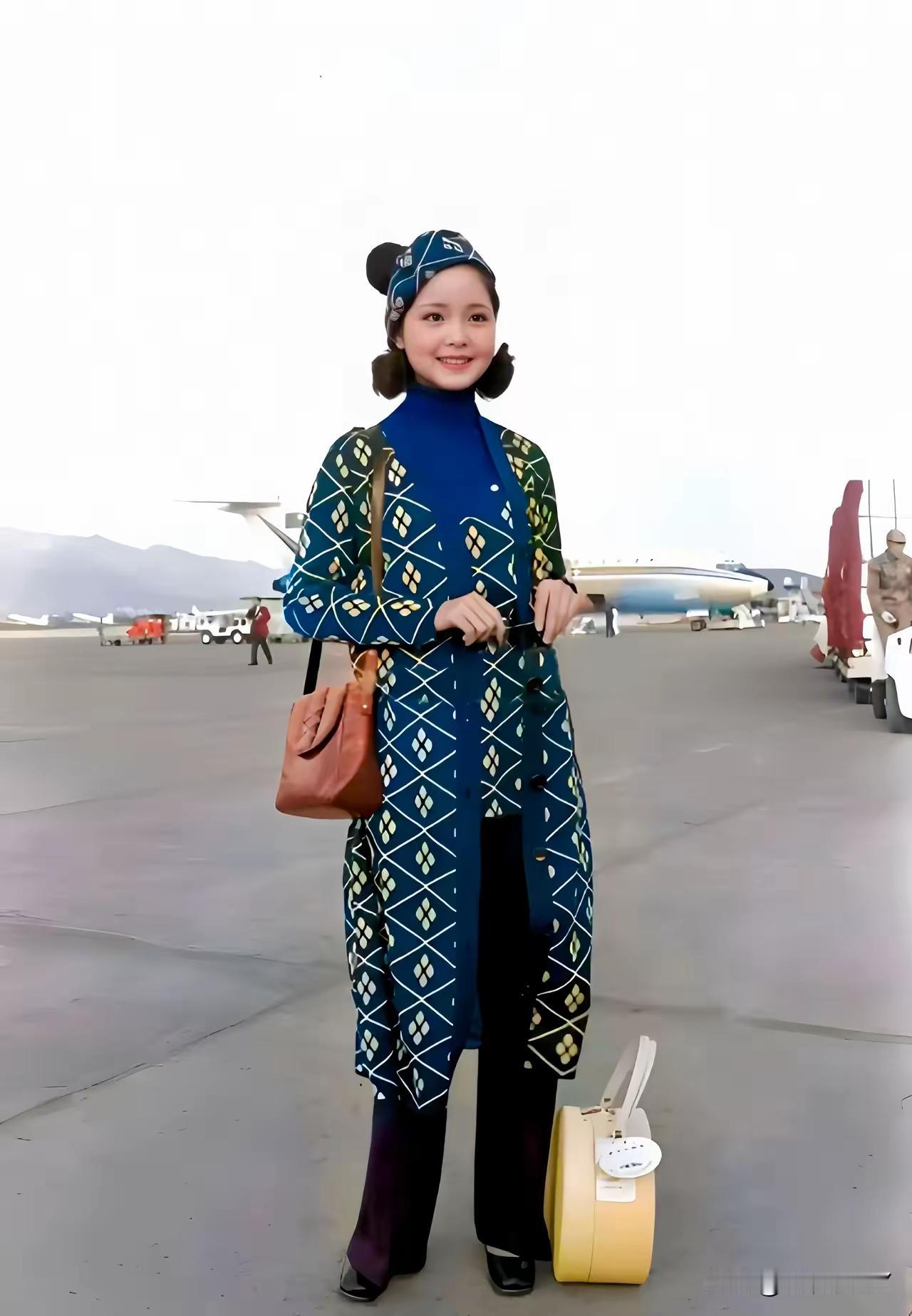 机场穿搭指南：复古风与现代感的完美结合👗💼🏞️